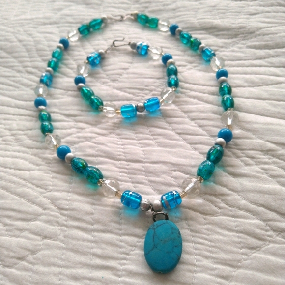 4/$20 Necklace and bracelet set - Picture 1 of 1